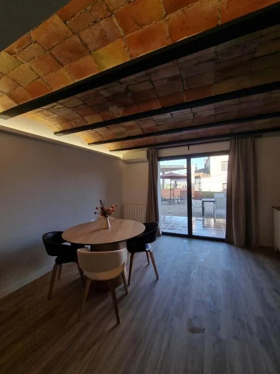 Dining room with the tile vault and the glass door that opens onto the patio
